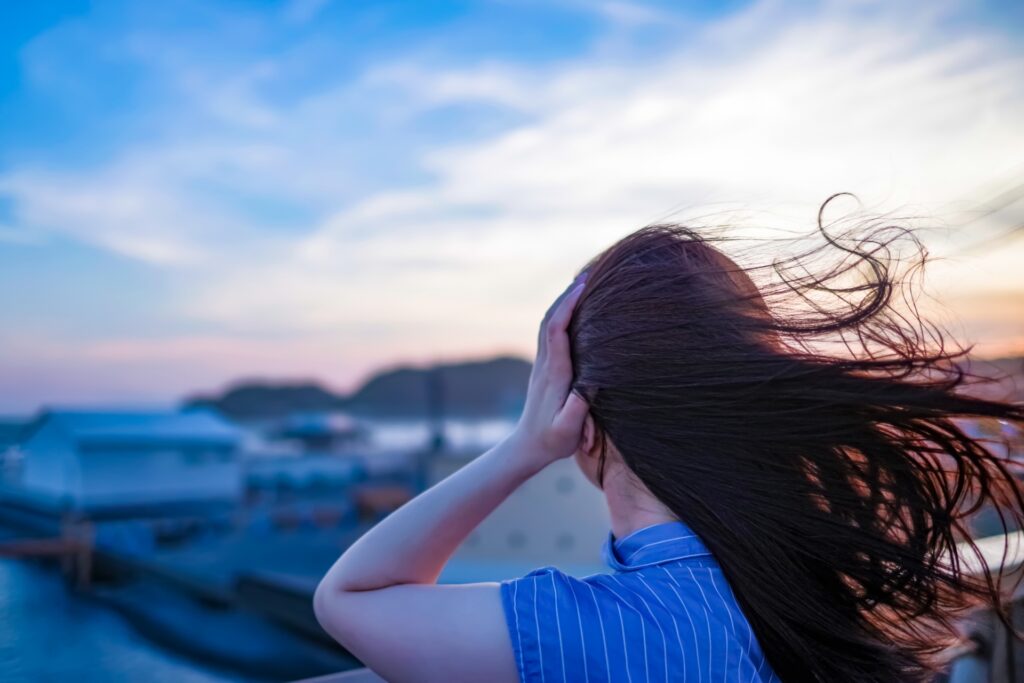 後ろ姿の女性の写真