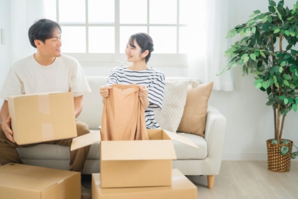 同棲初日に荷ほどきをする男女